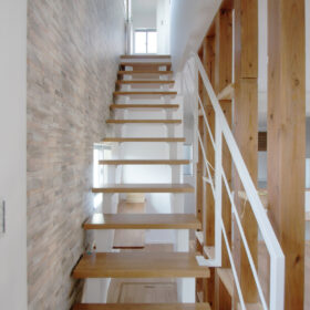 木の素材感とアイアンのホワイトが印象的なリビングスケルトン階段