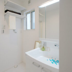 ホワイトカラーでまとめ、明るく清潔感のある洗面脱衣室