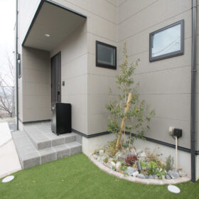 ちょっとした人工芝＆植栽スペースが癒しに♪