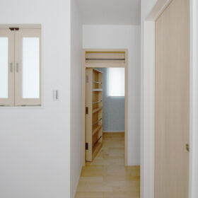 棚が開閉し、隠し部屋に!