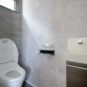 1FトイレはアクセントウォールにLIXIL『エコカラット』を取付、清潔感のある空間に。