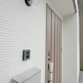 玄関ドアやポストはブラウンカラーをベースに。