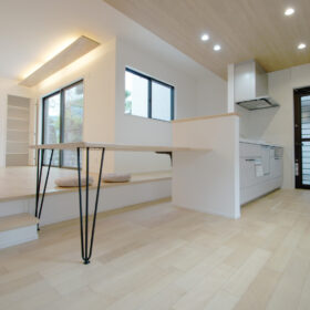 造作ダイニングテーブルは天板や脚もお家の雰囲気に合わせてコーディネートされ、空間に統一感が。