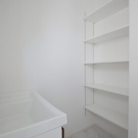 洗面脱衣室にはタオルや下着も収納できる、便利な収納スペースも。