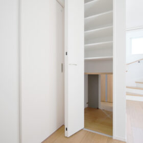 玄関ホール＆キッチン収納の間を一部繋げて両側から使える便利な空間に！