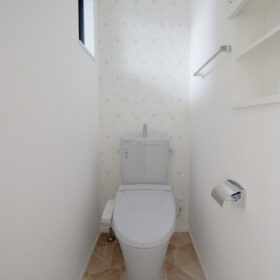 2階トイレ　ブルーグレーのカラー・ステンレスのアクセサリーで雰囲気のあるトイレに。