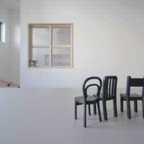 セットのダイニングテーブルもニュアンスカラーのアッシュベージュで統一し、空間全体が印象的に！