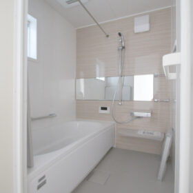 浴室。壁がホーロー素材なのでマグネットが付くのもうれしいポイント！