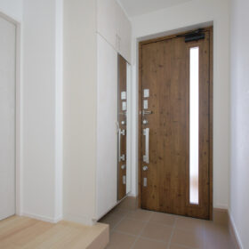 玄関ドアは『タッチキー』システムが標準搭載。木目デザインが素敵です♪