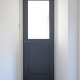 玄関⇔LDKのドアはLIXIL『ラシッサ』でワンポイントに