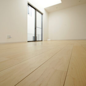 床材はハードメイプル。杢の美しさで上質な雰囲気に。
