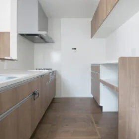 木目柄がかわいいキッチン