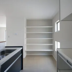 キッチン横にたっぷり容量オープンシェルフ