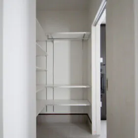 シューズクロークには便利なハンガーパイプ付