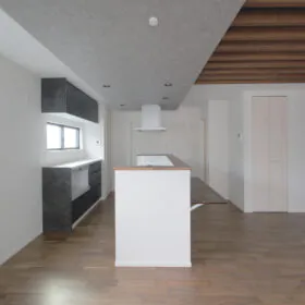 下がり天井のアクセントが印象的なダイニングキッチン