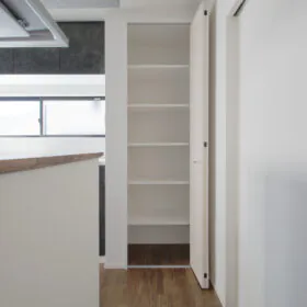 キッチン横にもうれしい“隠せる”収納スペース