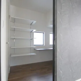 セカンドリビング空間。カウンターや棚付きで多用途に使える空間です♪