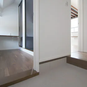 玄関から、リビングとセカンドリビングどちらにも繋がる回遊性の高い間取りです。