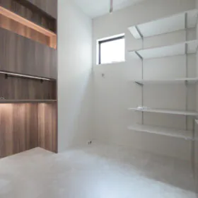 脱衣室とランドリールーム(リネン室)の間に、洗濯物をやりとりできるオリジナルのランドリーボックス。