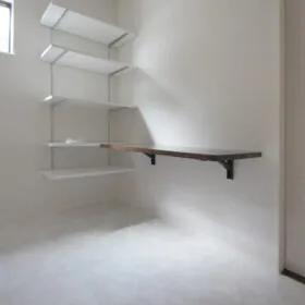 ランドリールーム(リネン室)には室内物干し金物や可動棚、折り畳み出来るカウンターがあり便利に。