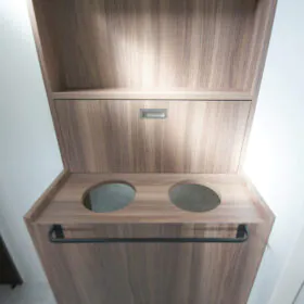 脱衣室とランドリールーム(リネン室)の間に、洗濯物をやりとりできるオリジナルのランドリーボックス