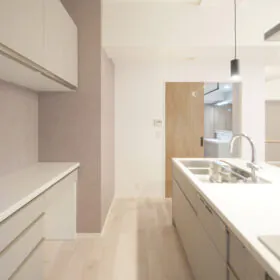 【リフォームAfter】カップボードやアクセントクロスもハイセンスに