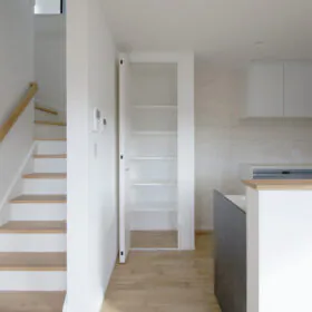 キッチン手前にも便利な隠せる収納スペース。