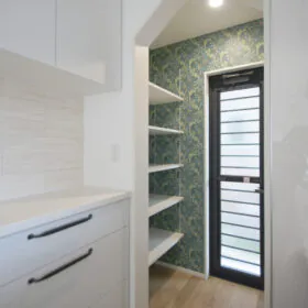 キッチン奥には勝手口にも繋がるパントリー。