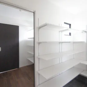 玄関⇔シューズクローク⇔パントリー⇔キッチンが通り抜けできる回遊性の高い便利な間取りです