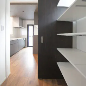 玄関⇔シューズクローク⇔パントリー⇔キッチンが通り抜けできる回遊性の高い便利な間取りです