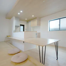 一段下がったサンクンキッチン＆造作ダイニングテーブル＆カウンター