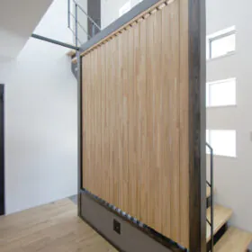 オリジナルのアクセントウォールの格子は1つ1つ回転でき、開閉することで雰囲気の変化も楽しめます♪