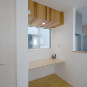 LDKにカウンタースペース。朝日ウッドテック『the wall』レッドシダーの天井アクセントで上質な印象に。