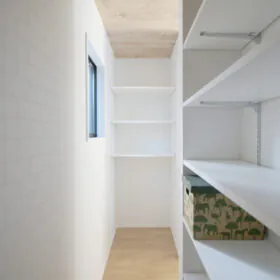 パントリースペースにはゴミ箱が置けるスペースも