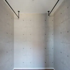 枕棚無し＆ブラックのハンガーパイプでスタイリッシュなWIC。ハンガーパイプの高さもこだわりです。