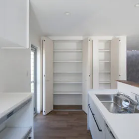 キッチン横にうれしい収納スペース