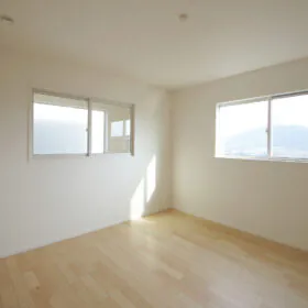 2階お部屋。室内窓で吹抜と繋がります